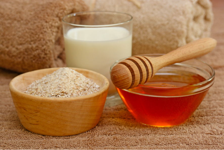 hỗn hợp sữa, mật ong, yến mạch tẩy da chết