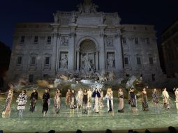 Fendi Thu Đông 2016 Couture biến tượng đài Trevi thành sàn diễn catwalk