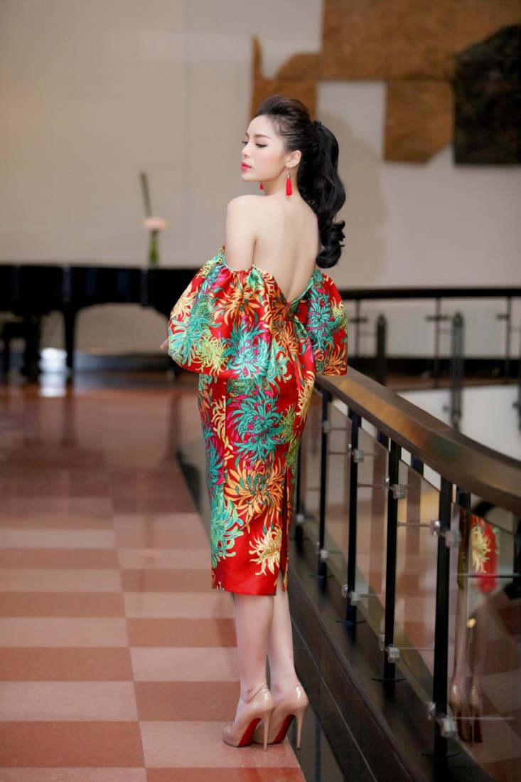 Chiếc váy tận dụng được ưu điểm về vóc dáng của Hoa hậu, khoe trọn bờ vai và lưng mảnh mai gợi gảm của cô