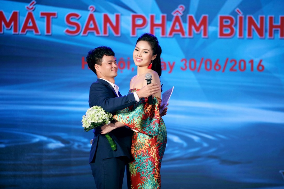Cô vui vẻ giao lưu cười đùa cùng nghệ sỹ Xuân Bắc