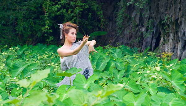Chiếc đầm hình sếu nằm trong BST Châu Á tương lai này đã giúp NTK trẻ Nguyễn Tiến Truyển dành chiến thắng tại Project Runway Vietnam 2015