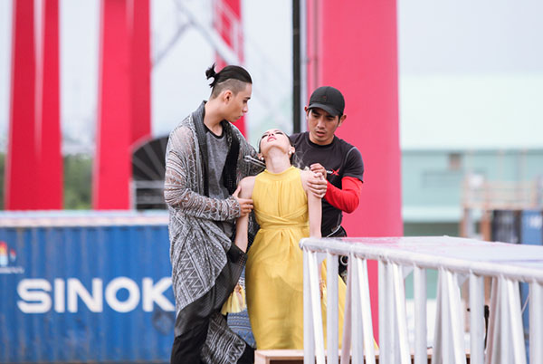 fung-la-khoc-ngat-khi-catwalk