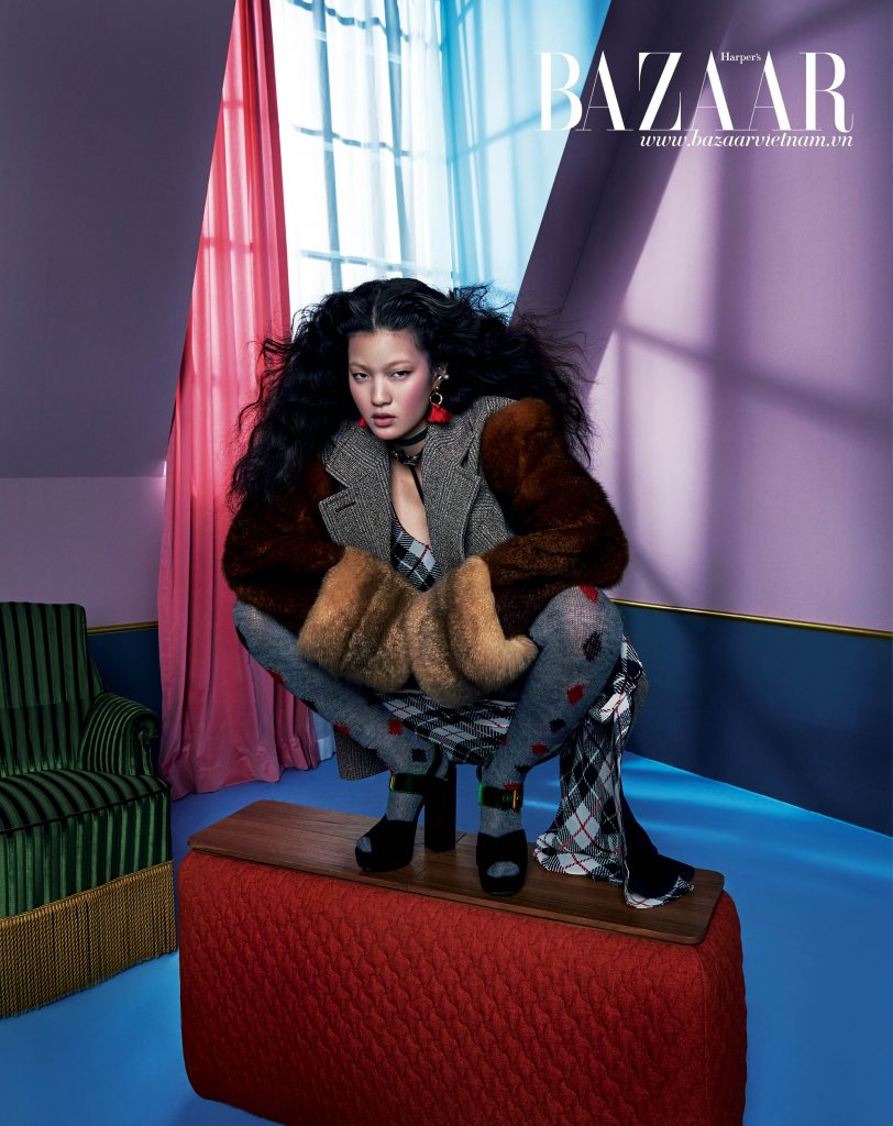 Áo trong, quần in họa tiết hoa, đầm lưới đỏ, Stella McCartney. Túi nhung, Fendi. Vòng tay, Chanel. Bốt khóa nhung, Dior