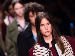 Burberry Xuân Hè 2017: Quý tộc thời Elizabethan của Christopher Bailey