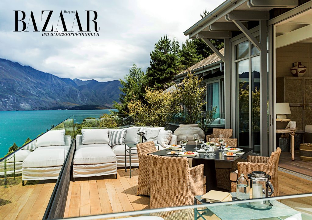 Khu vực terrace ăn tối với hướng nhìn ra dãy The Remarkables tại Matakauri