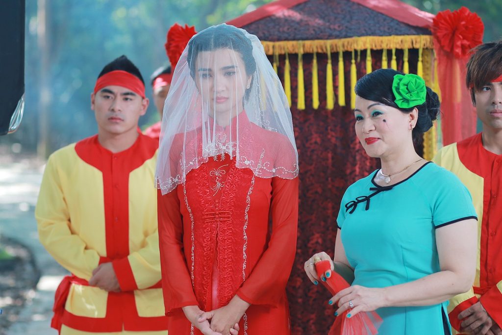 kim-tuyen-bi-ep-len-kieu-hoa-1