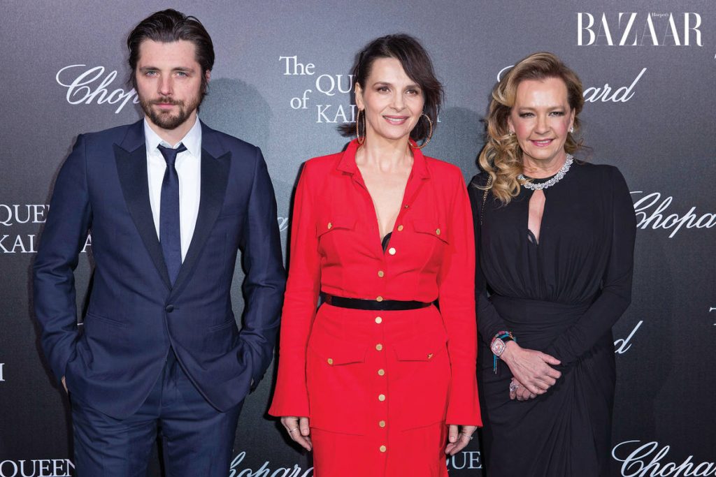 Raphaël Personnaz, Juliette Binoche et Caroline Scheufele. Raphaël Personnaz, Juliette Binoche diện trang sức Chopard bên cạnh nữ Chủ tịch Caroline Scheufele (bìa phải)