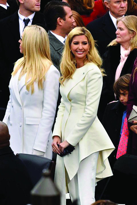 Ivanka mặc bộ suit trắng asymmetrical sang trọng của Oscar de la Renta