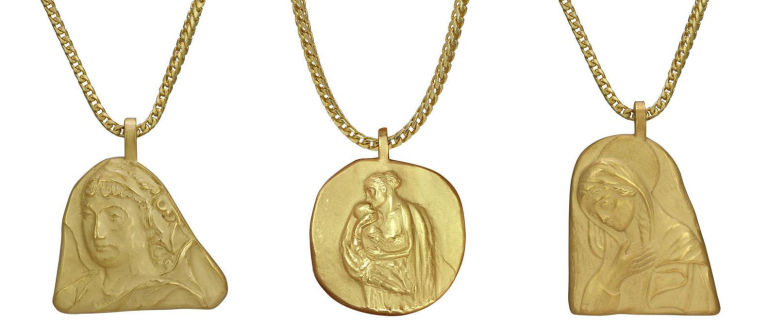 gallery-1491593718-hbz-necklace-embed