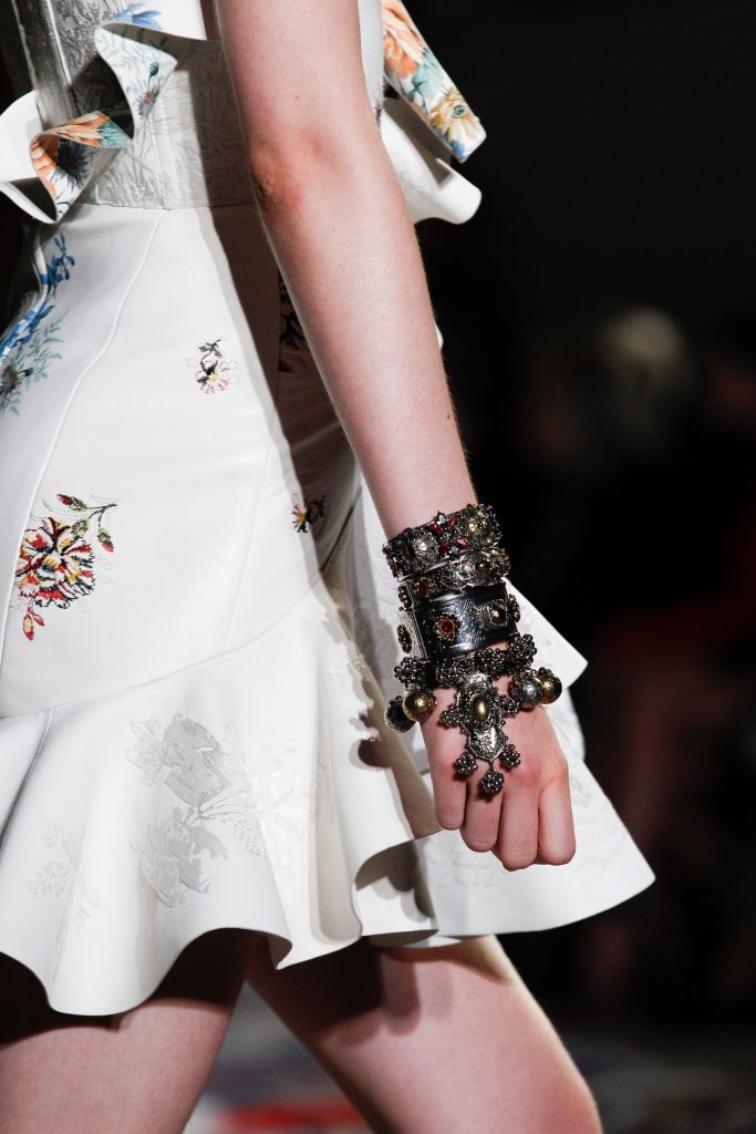 Vòng tay ấn tượng của Alexander Mcqueen