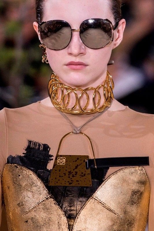 Choker của nhà mốt Loewe