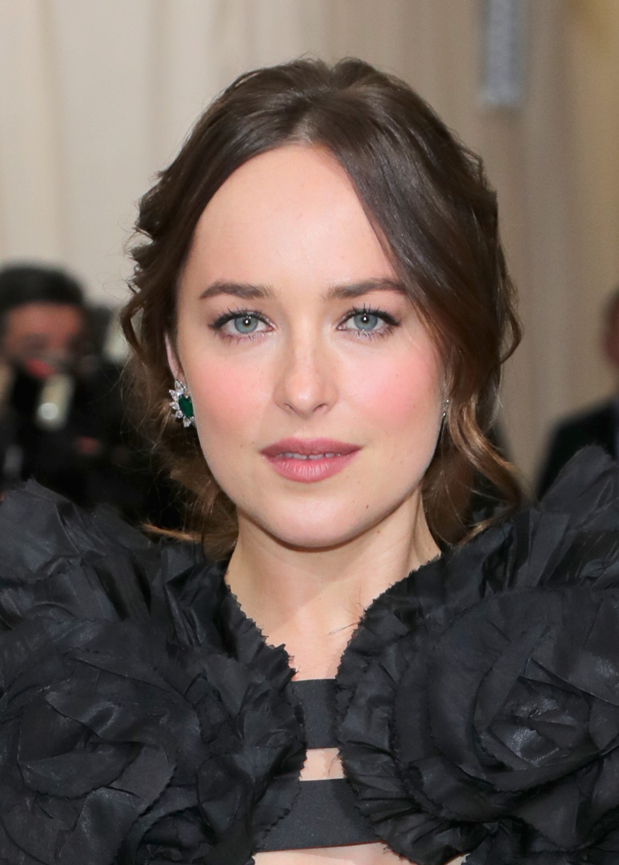 Nữ diễn viên Dakota Johnson diện đầm Gucci kết hợp với hoa tai kim cương Cartier (pha trộn bạch kim, đính ngọc lục bảo và nạm kim cương)