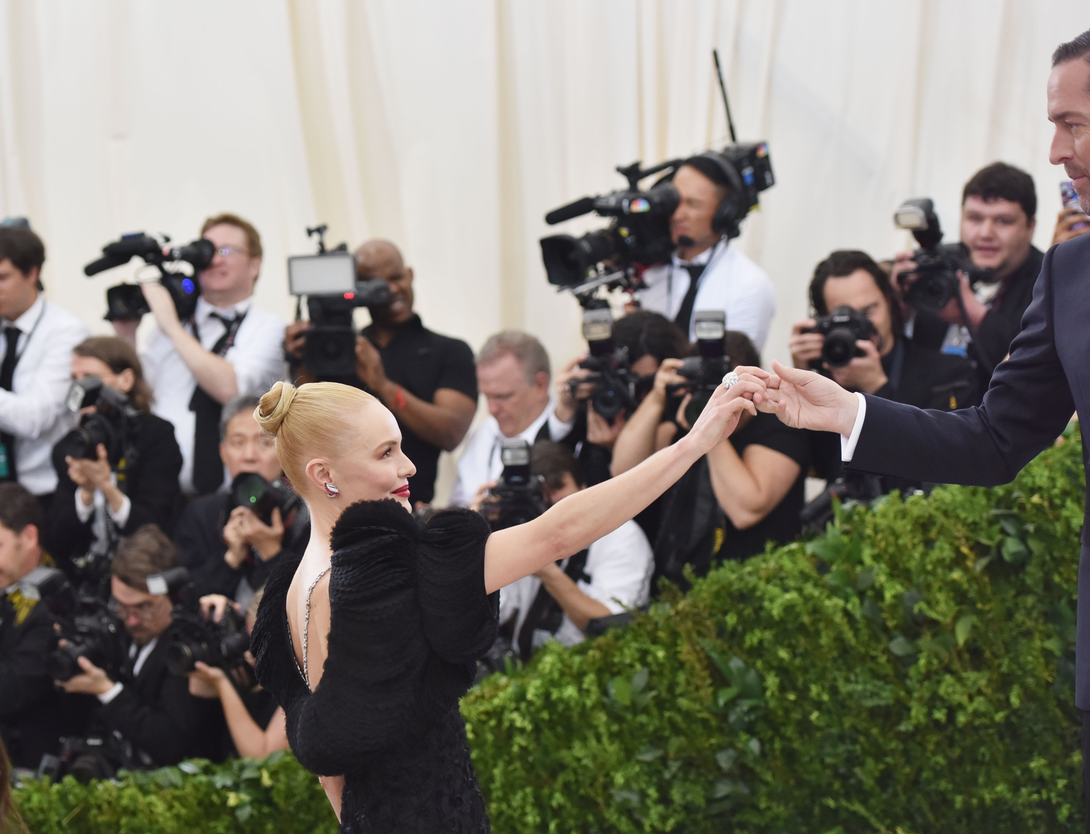 Kate Bosworth diện đầm Tory Burch cùng vòng cổ bạch kim Cartier vintage (1928, nạm kim cương), nhẫn bạch kim Cartier nạm kim cương và vòng tay bạch kim Cartier vintage (1937, nạm kim cương)