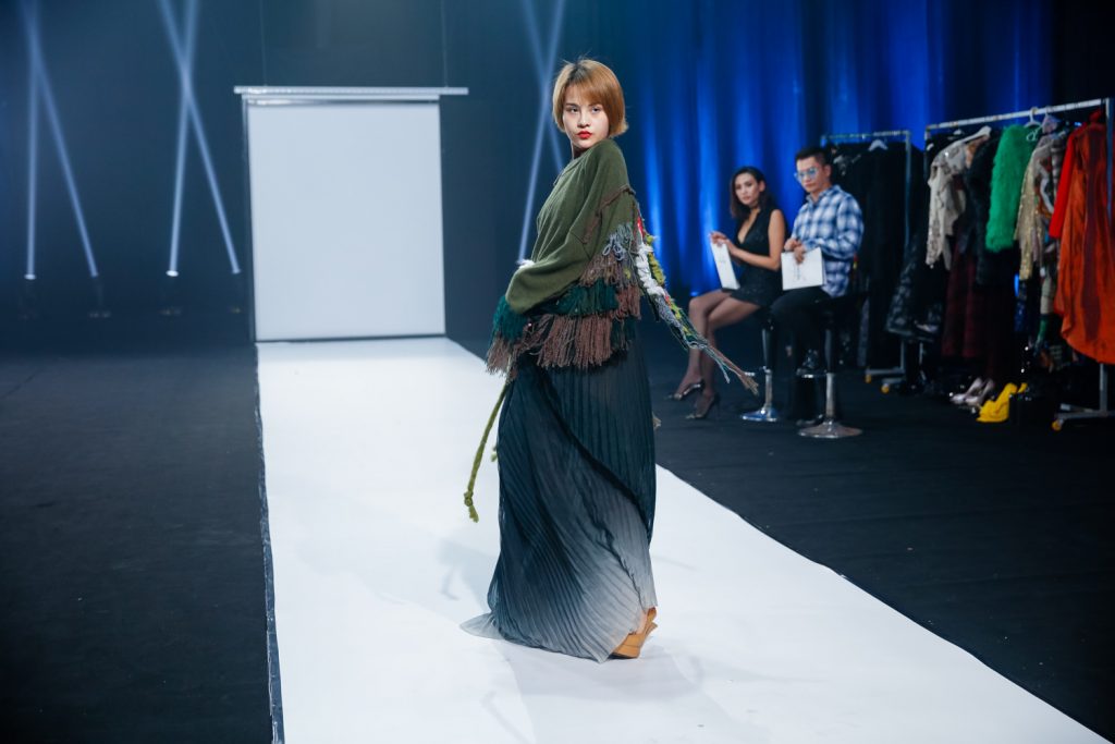 Thùy Trâm trình diễn catwalk trên đôi giày gãy gót