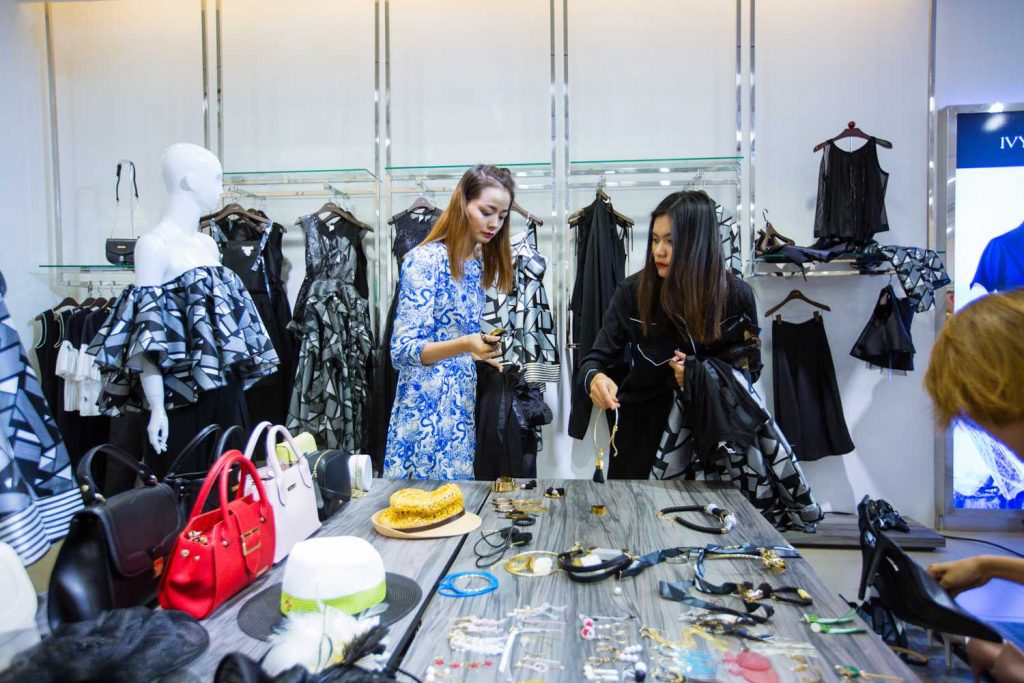 Kim Dung (phải) và Hoàng Oanh lựa chọn trang phục và phụ kiện cho thử thách
