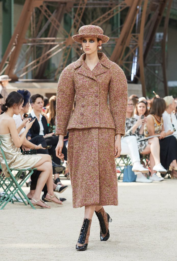 Chanel Haute Couture Thu Đông 2017: Chuyện tình Paris hình 1 Chanel Haute Couture Thu Đông 2017 01