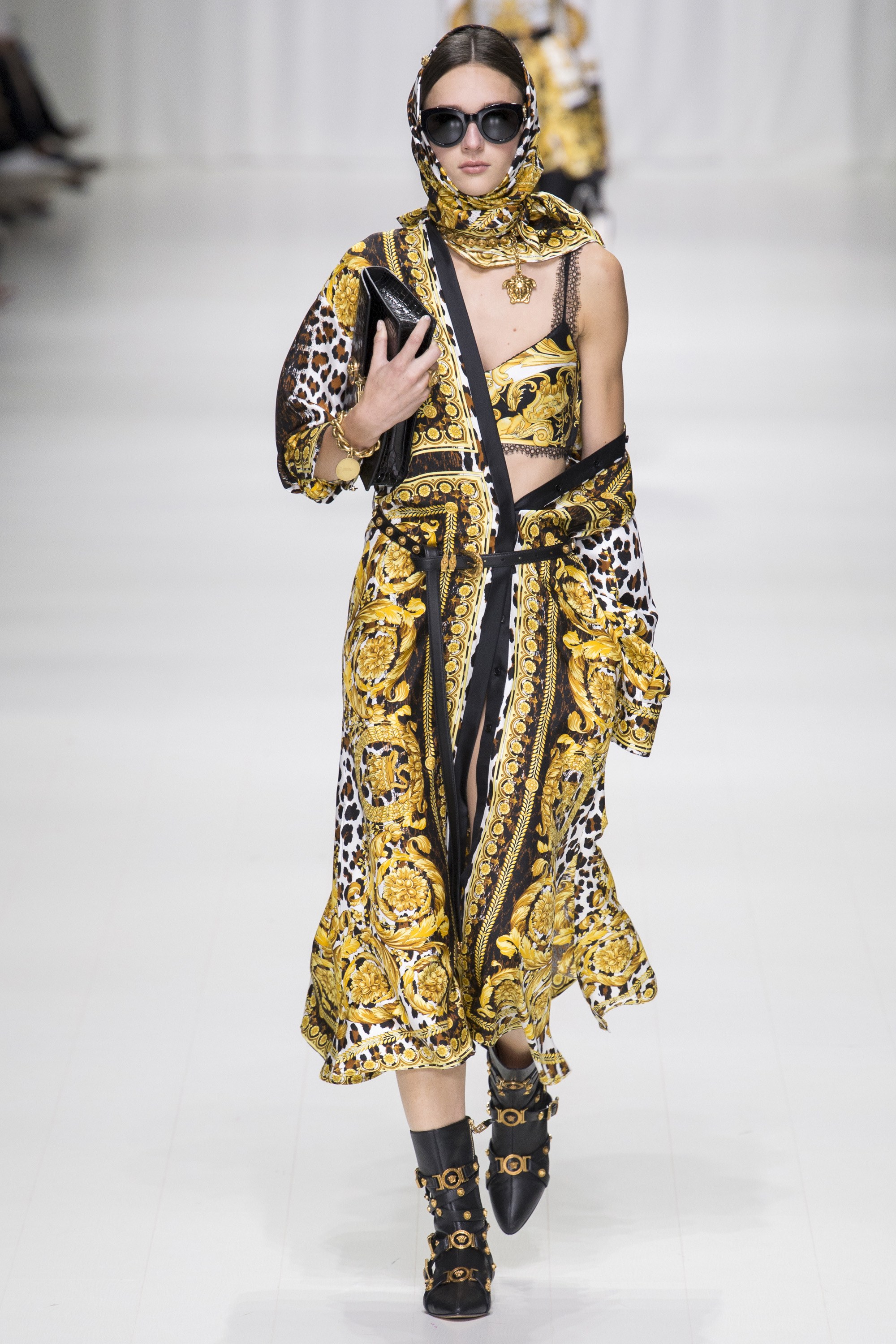 Một thiết kế trong BST Versace Xuân Hè 2018