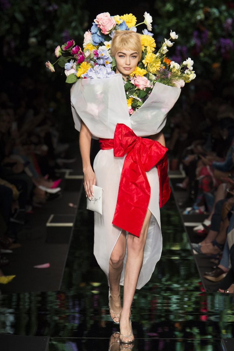 Moschino Xuân Hè 2018: Kẻ ngông nghênh luôn làm điều khác biệt hình 26 moschino xuan he 2018 34