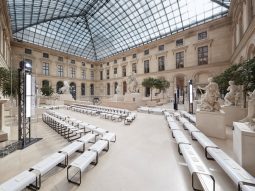 BST Thu Đông 2017 của Louis Vuitton – Cuộc di cư tại bảo tàng Louvre