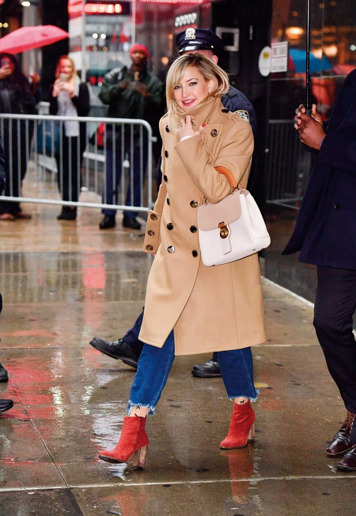 Nữ diễn viên Kate Hudson mang túi DK88 và mặc áo trench coat của Burberry
