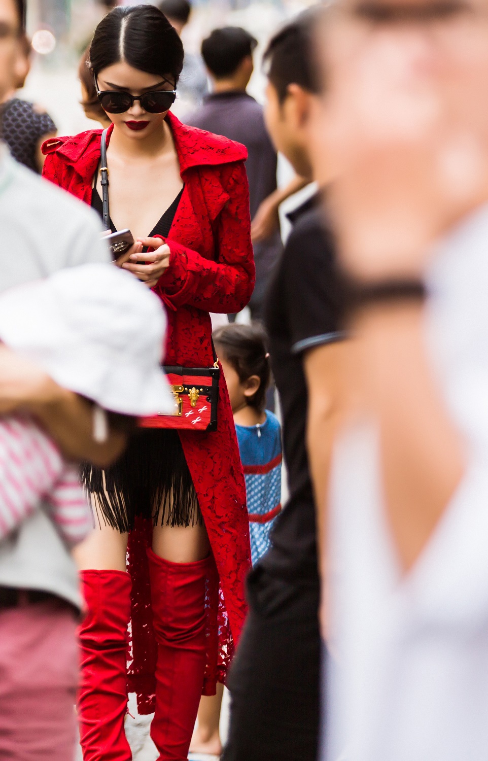 2-sac-do-power-red-tung-hoan-tr-en-pho-street-style