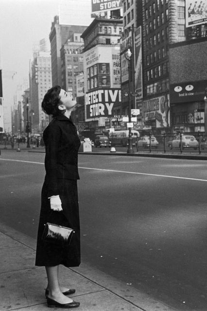 Audrey Hepburn: Người tiên phong, nhà sáng tạo hay bản sao hoàn hảo? hình 2 Hepburn tại Quảng trường Thời đại trong bộ phim Broadway run of Gigi năm 1951.
