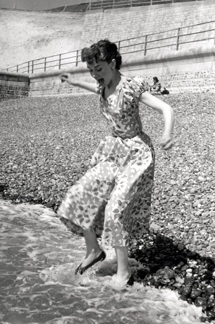Audrey Hepburn: Người tiên phong, nhà sáng tạo hay bản sao hoàn hảo? hình 3 Hepburn vui đùa trên bãi biển ở Sussex, Anh, năm 1951.