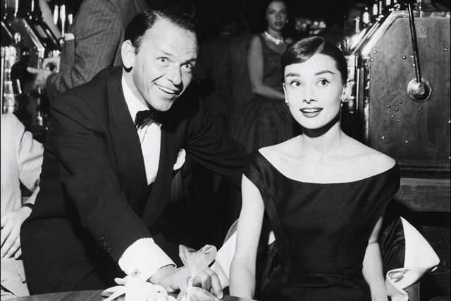 Audrey Hepburn: Người tiên phong, nhà sáng tạo hay bản sao hoàn hảo? hình 5 Hepburn với ca sĩ Frank Sinatra ở Las Vegas, năm 1956.