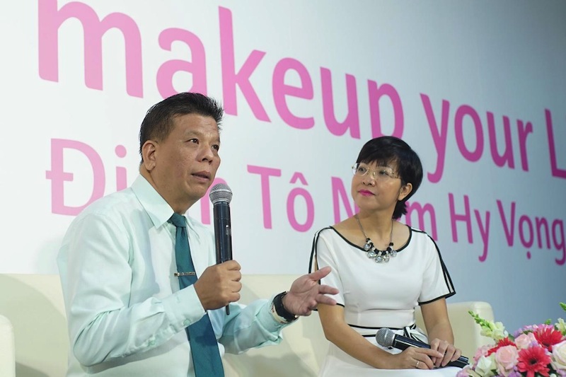 Bác sỹ Trần Nguyên Hà – Trưởng khoa Nội 4, Bệnh viện Ung bướu TP.HCM chia sẻ tại chiến dịch Makeup your Life makeup-your-life-hinh-1