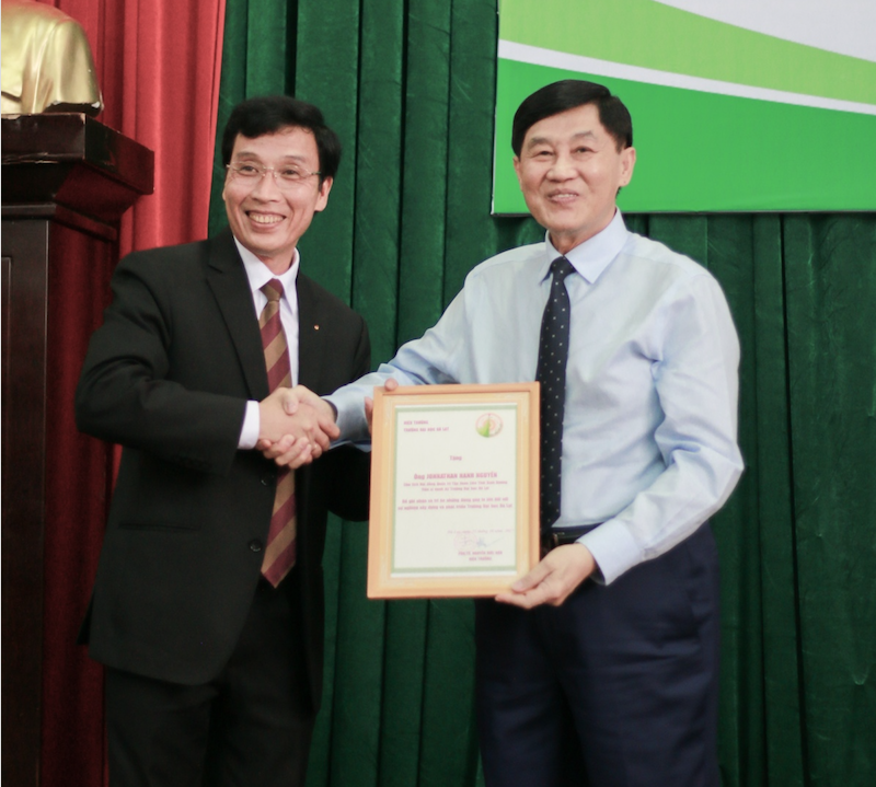 doanh-nhan-johnathan-hanh-nguyen-hinh-3