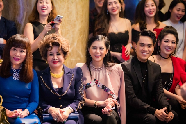 quý ông showbiz Việt chúc mừng doanh nhân Thuỷ Tiên 03 20171030 quý ông showbiz Việt chúc mừng doanh nhân Thuỷ Tiên 03