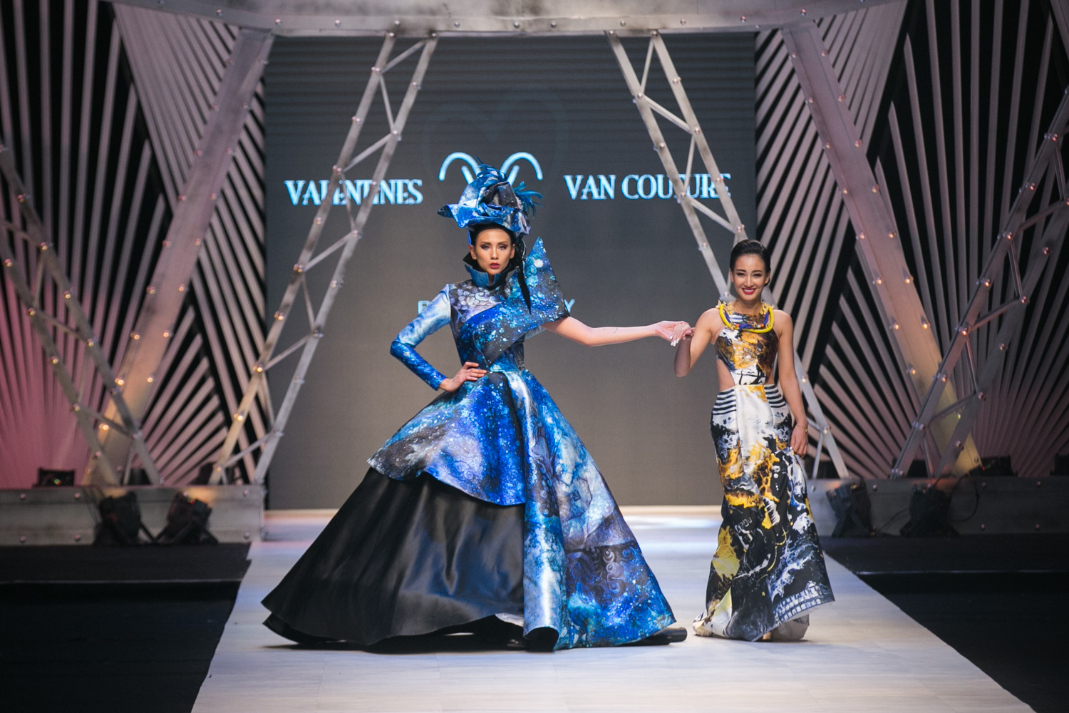 NTK Valentines Vân Nguyễn cùng Veddette Võ Hoàng Yến sánh bước khép lại show diễn.