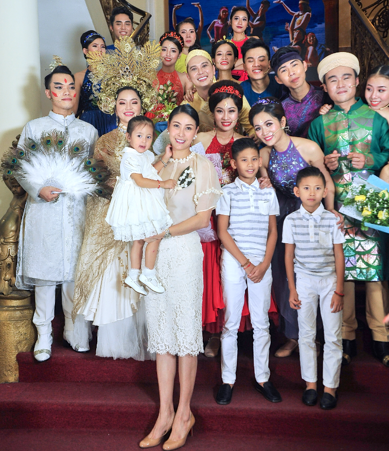 Hoa hậu Hà Kiều Anh và các con chụp ảnh lưu niệm cùng các diễn viên "Chuyện tình nàng Giáng Hương" chuyen-tinh-nang-giang-huong-hinh-5