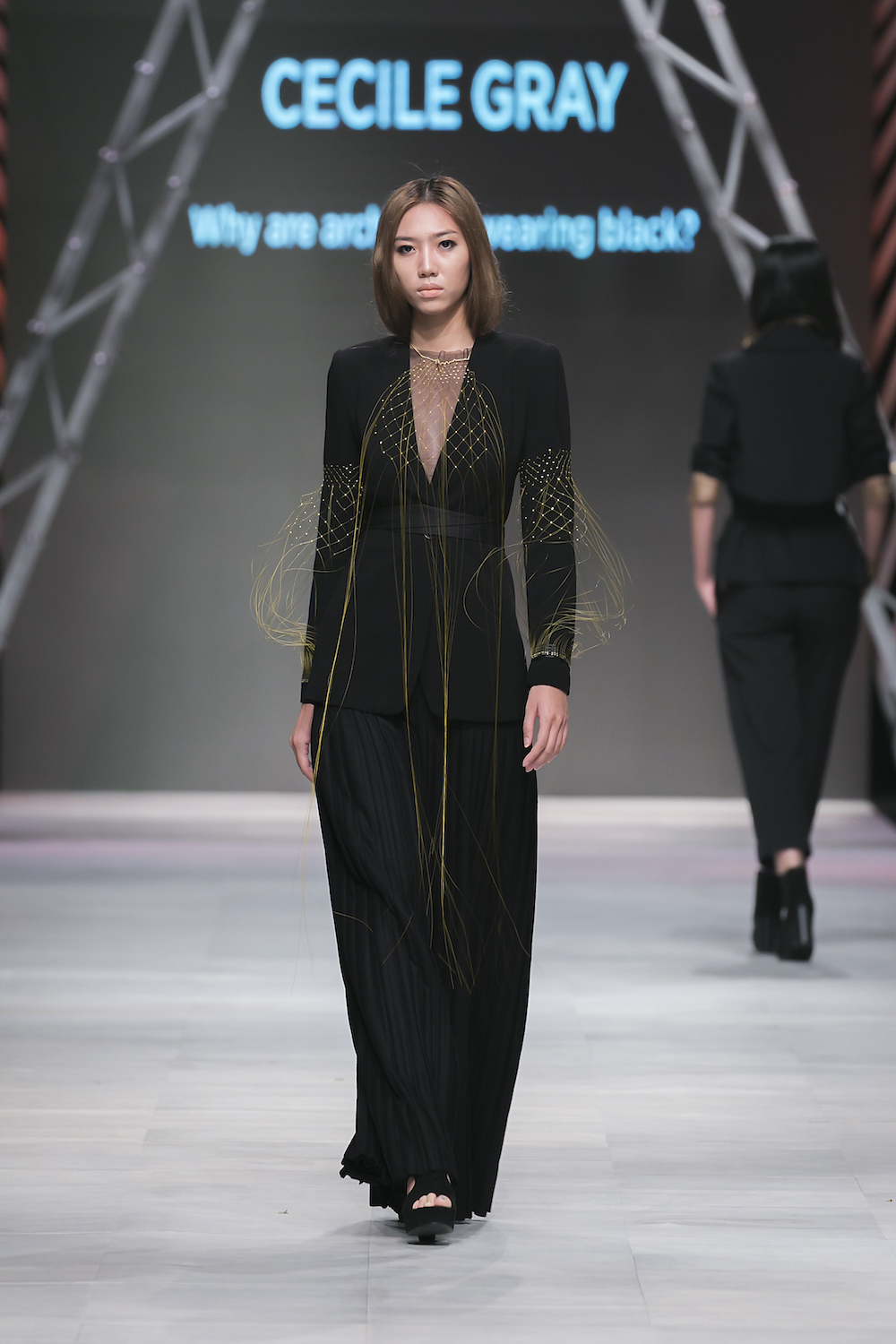 Những bộ trang phục all black được nhấn nhá bởi nhiều chi tiết vàng ánh kim. Tất cả đều được thực hiện tỉ mỉ bằng tay.
