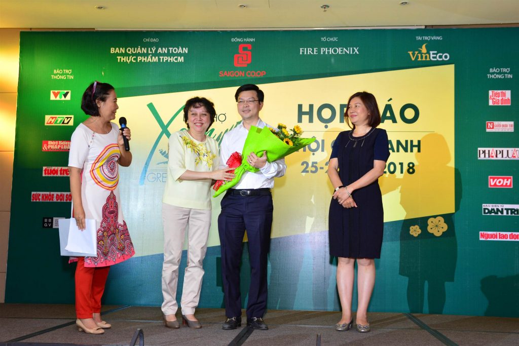 Đại diện các đơn vị đồng hành và nhà tài trợ vàng nhận hoa lưu niệm tại họp báo.