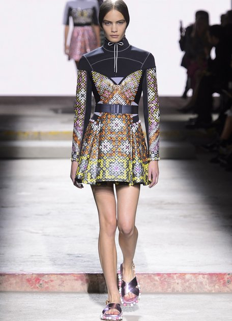 Mary Katrantzou Xuân Hè 2018. Ảnh: Imaxtree