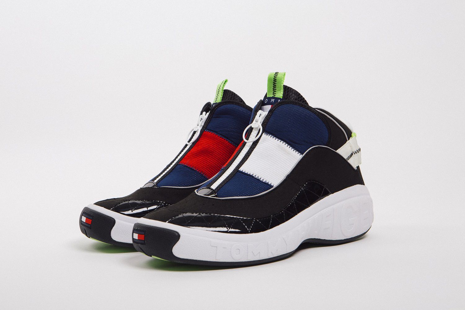 Tommy Jeans "Fly" mang 3 tông đỏ, đen, trắng đặc trưng.