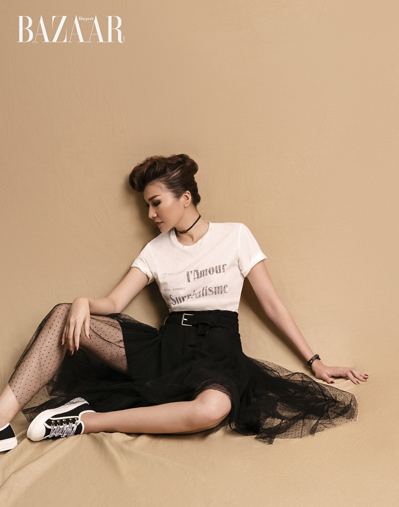 Thanh Hằng với Áo T-shirt cổ tròn, chân váy tulle cạp cao họa tiết chấm bi, vòng choker thanh-hang-2