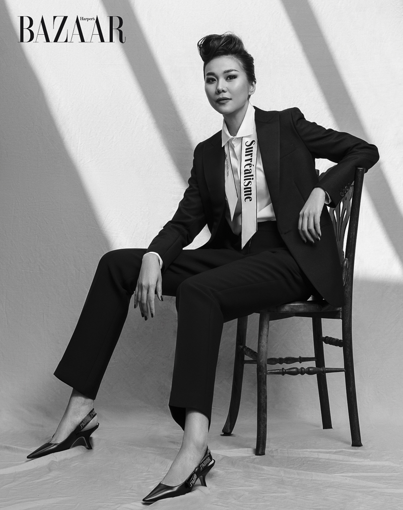 Thanh Hằng với Suit, áo sơ-mi, giày slingback kitten heel, khăn in chữ chất liệu lụa satin, CHRISTIAN DIOR thanh-hang-4