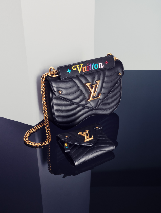 Dòng chữ Vuitton nhiều màu sắc được trang trí bằng họa tiết tơ tằm. louis-vuitton-new-wave-10
