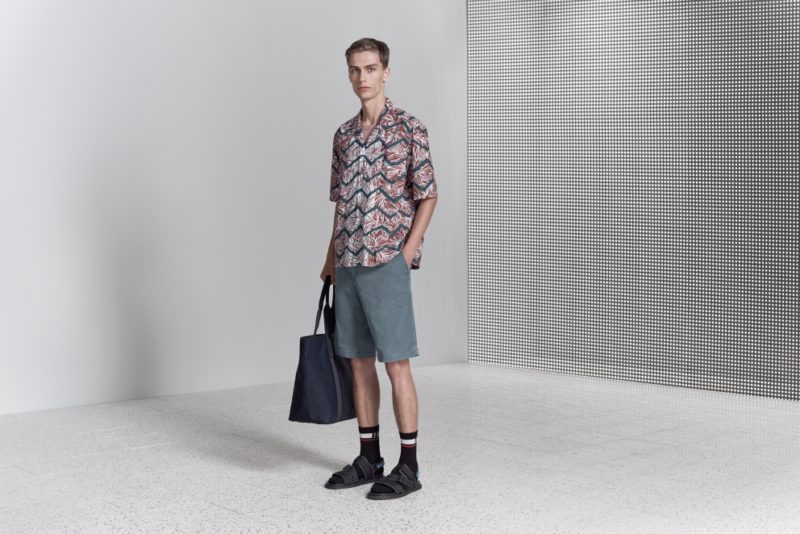 Họa tiết cây cọ trong Hugo Boss Pre Fall 18 cho nam được thiết kế theo 2 phiên bản khác nhau Hugo-Boss-Pre-Fall-08