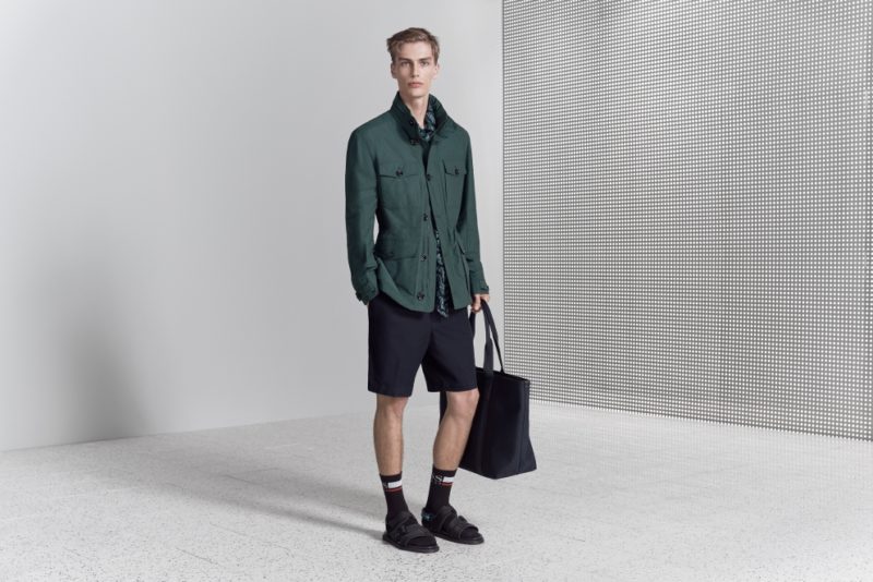 Bảng màu của BST Hugo Boss Pre Fall 18 cho nam bao gồm màu trắng, màu cát vàng, xám, lục và xanh coban, với những điểm nhấn màu đỏ rực và màu đỏ sẫm cà chua. 20180717-Hugo-Boss-Pre-Fall-11