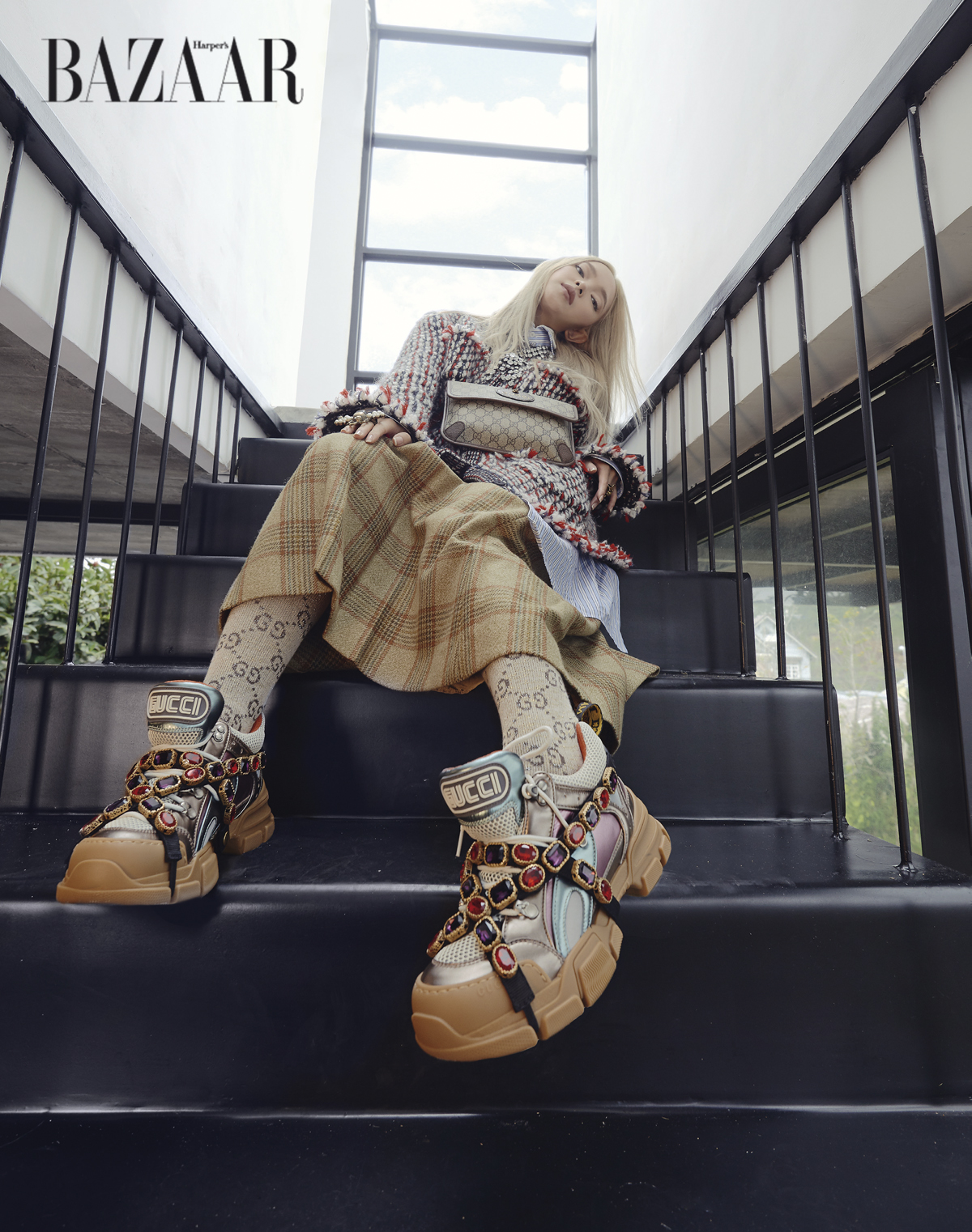 Châu Bùi mang trang phuc và phụ kiện Gucci, đôi sneaker Flashtrek tạo vẻ hầm hố và cá tính chau-bui-decao-02
