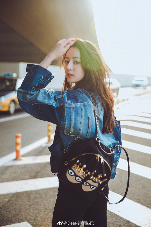 Các trang phục và phụ kiện của nhà mốt Ý Dolce&Gabbana cũng hiện diện trong street stle đời thường của nữ diễn viên Dolce&Gabbana-07