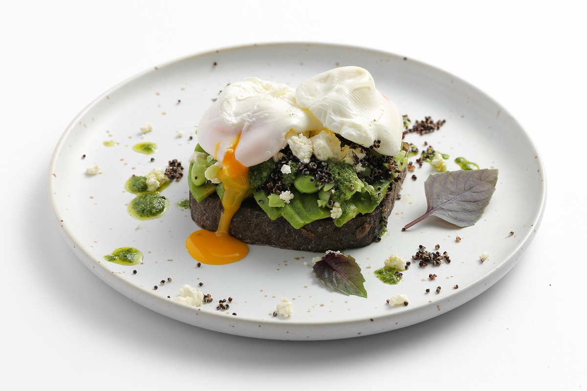 Một món ăn trong thực đơn mới của L'Usine Avocado Toast - Poached Eggs, Edamame, Feta, Pesto, Quinoa on Rye Bread L'Usine-02
