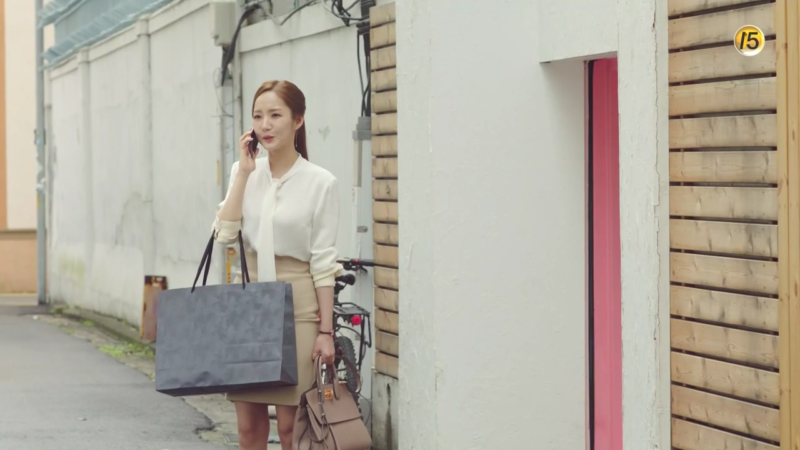 Studio Bag là một thiết kế túi Salvatore Ferragamo sang trọng, thanh lịch. Chiếc túi tông màu nude nhã nhặn được Thư Ký Kim kết hợp với với áo sơ mi và chân váy tiệp màu cũng là bí quyết phối đồ tinh tế. Túi Salvatore Ferragamo-01