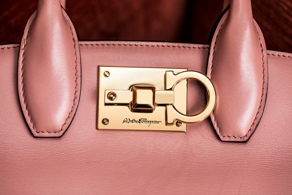 Studio Bag có mức giá khoảng 57.900.000 nghìn đồng Túi Salvatore Ferragamo-04