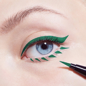 Cho các cô nàng thích sự phá cách, hãy dùng đầu bút eyeliner để tạo đường nét giống sợi mi cho viền mắt như trên hình. Vì đôi mắt đã có điểm nhấn nên bạn chỉ cần dùng chì kẻ lông mày màu nhạt hơn để cân bằng cho cả gương mặt.