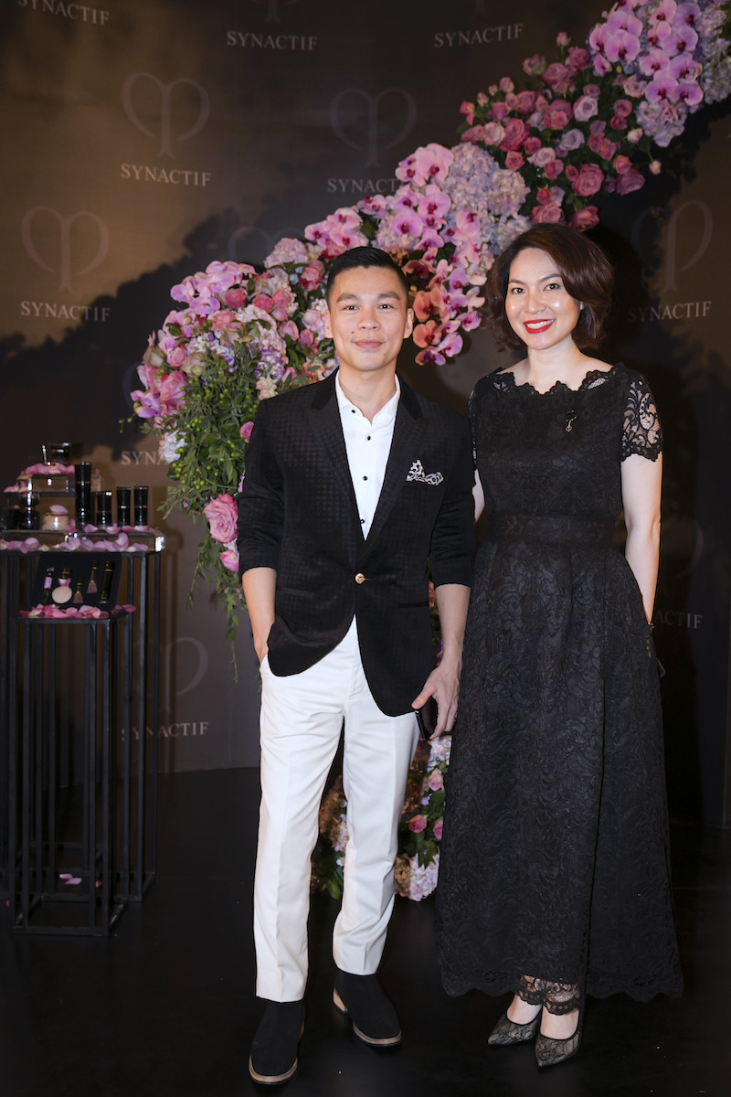 Nhà thiết kế Adrian Anh Tuấn và chị Phương Nhung tại đêm nhạc "Bản giao hưởng của những đóa hồng Synactif" ban-giao-huong-cua-nhung-doa-hong-synactif-15
