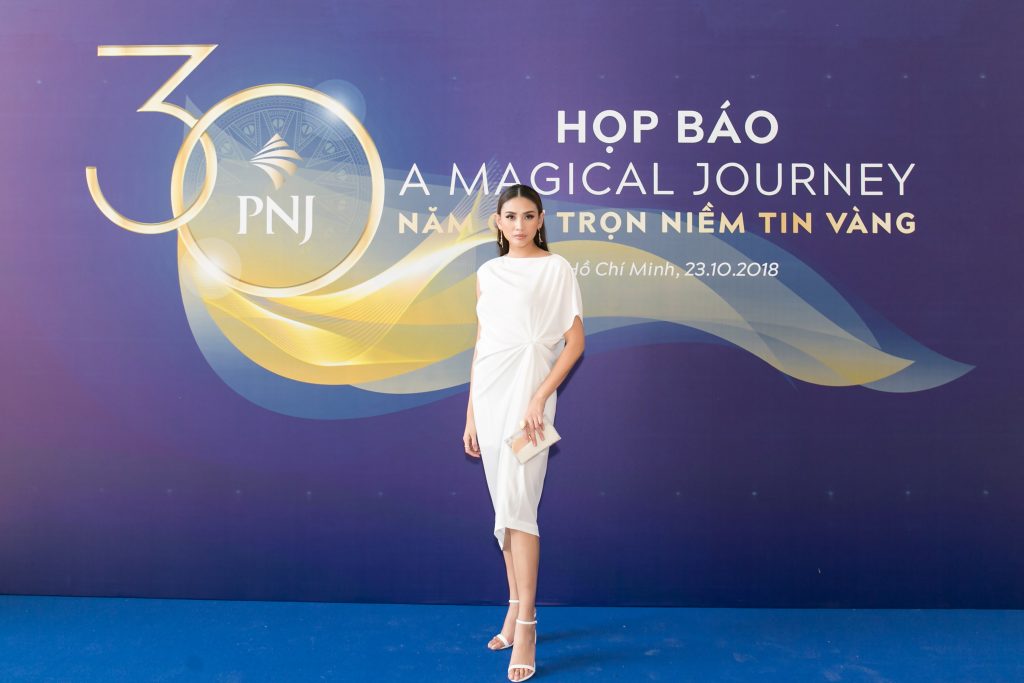 Siêu mẫu Võ Hoàng Yến đến dự buổi họp báo A Magical Journey a-magical-journey-05